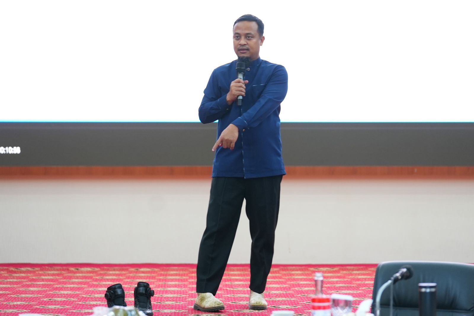 Pakai Sepatu UMKM Maros, Andi Sudirman Dorong Penggunakan Produk Dalam Negeri